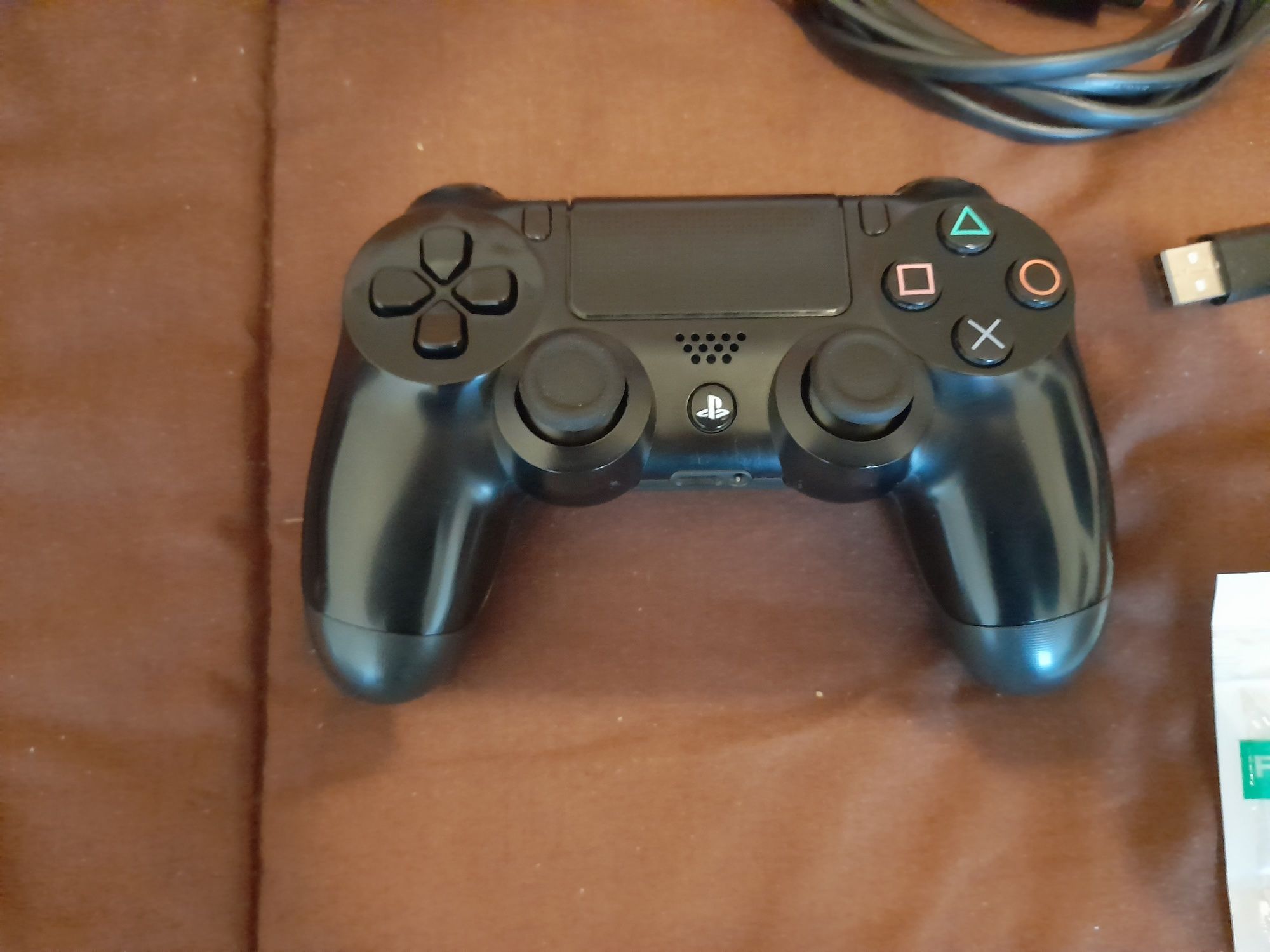 PS4 desbloqueada (FW 9.00) c/ disco de 1TB e comando original
