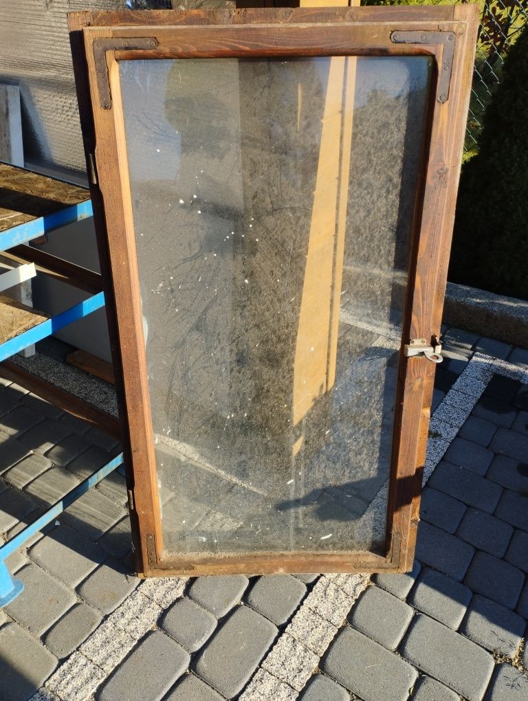 Okno drewniane wraz z framugą