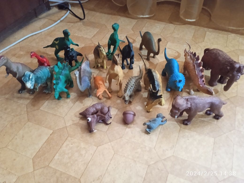 Игрушечные фигурки динозавров животных.