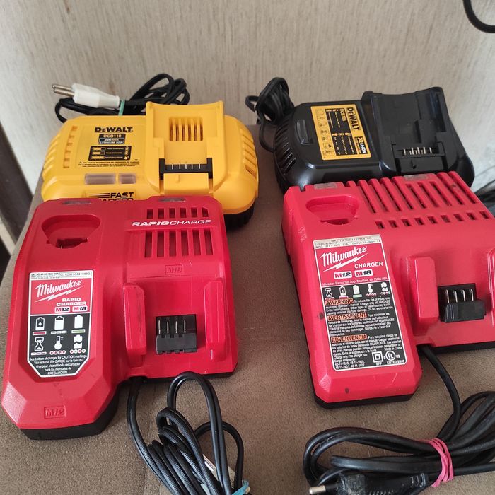 Зарядний пристрій DeWalt, Milwaukee