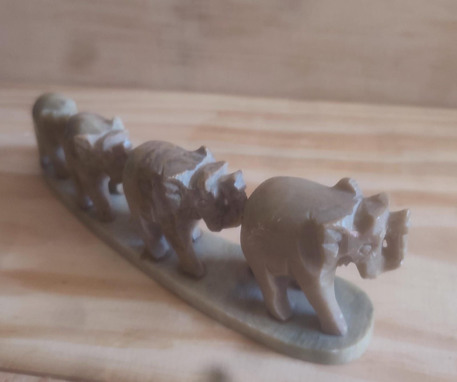 Conjunto de elefantes em pedra