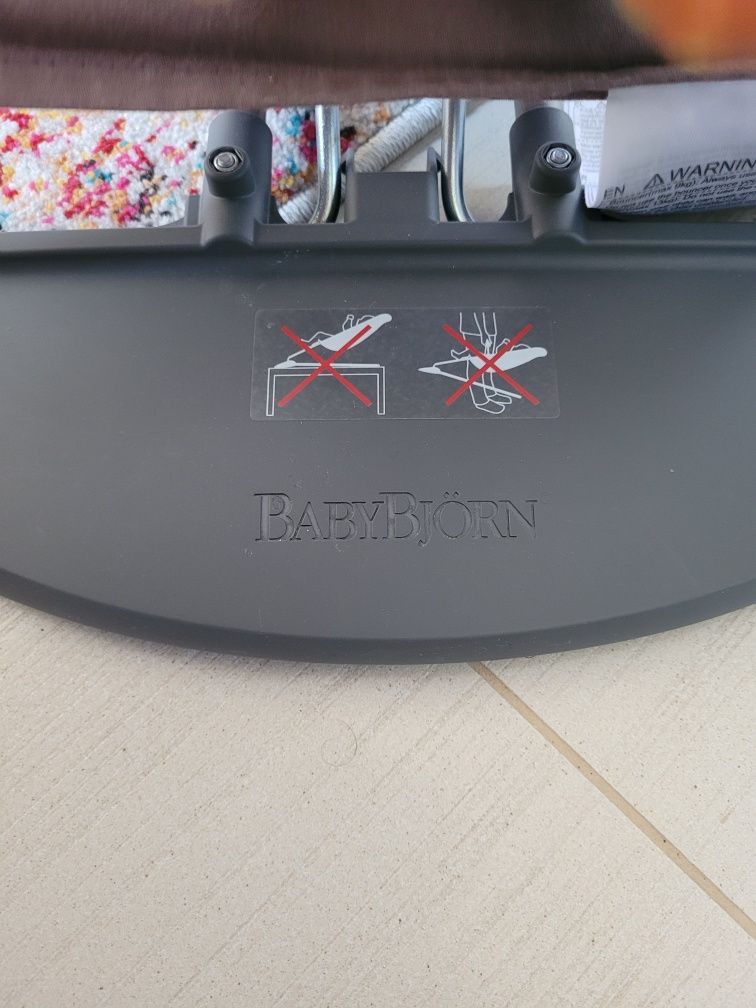 Leżaczek BabyBjorn fioletowy