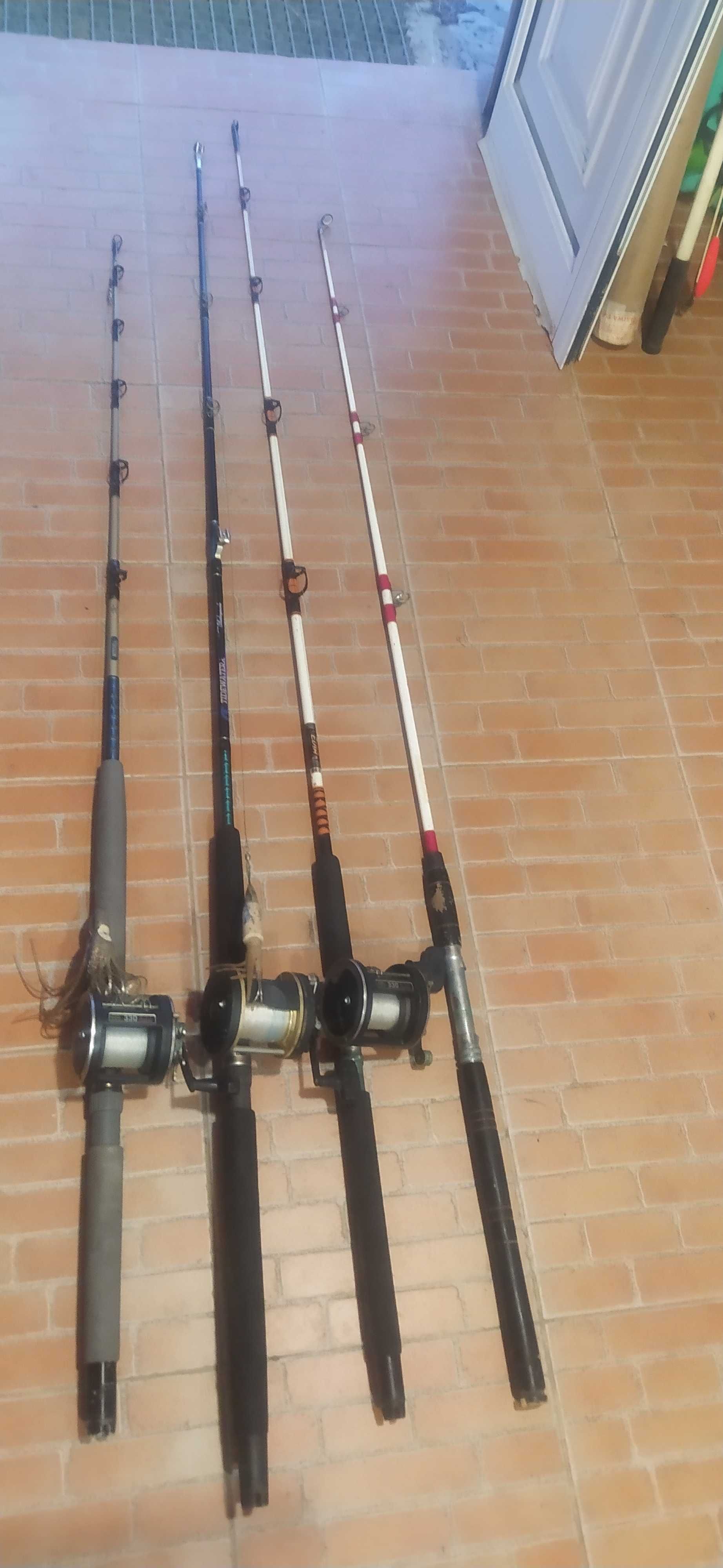 Cañas de pescar,em barco...