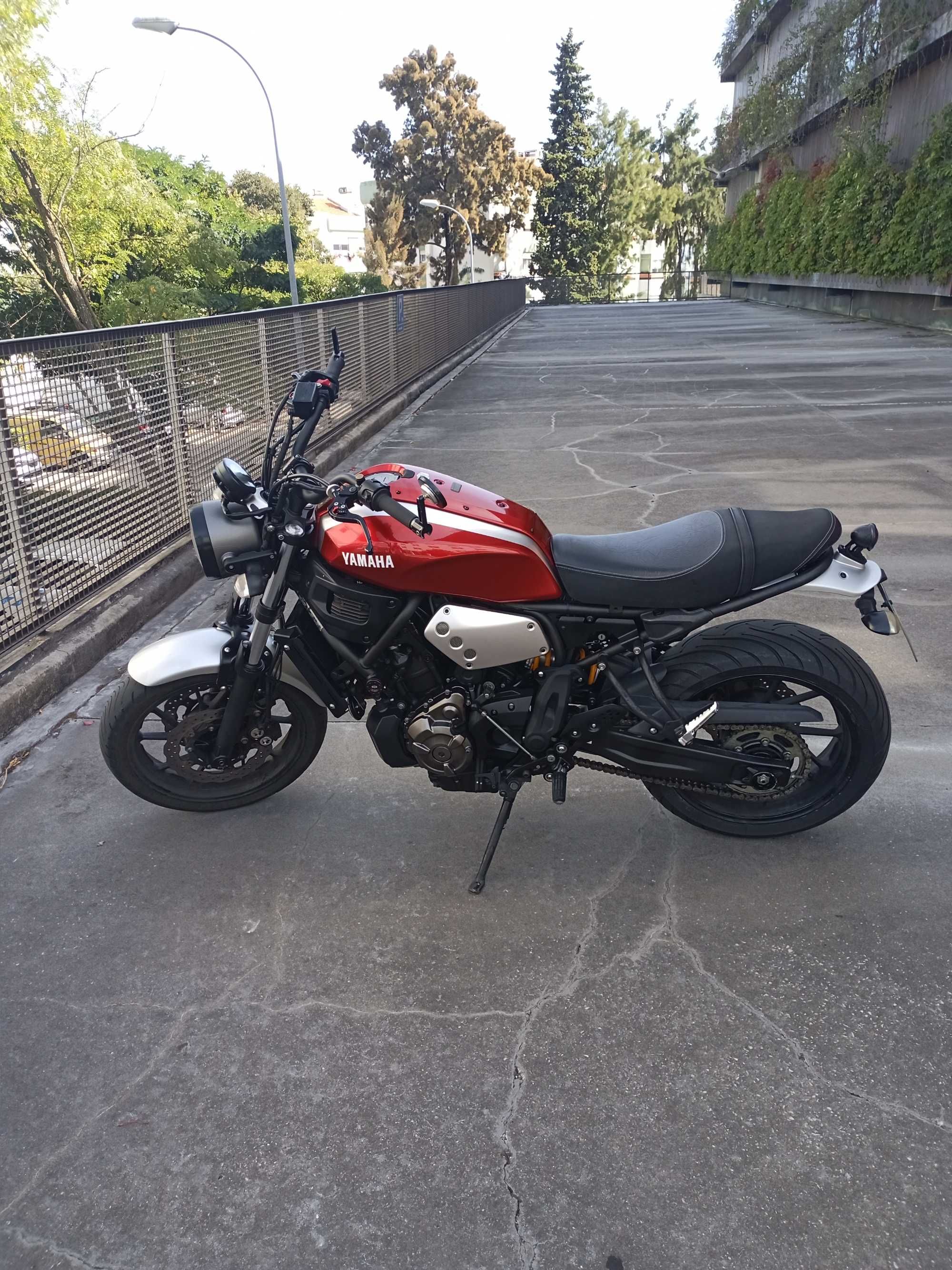 XSR 700 Estilosa, Potente e Agradável