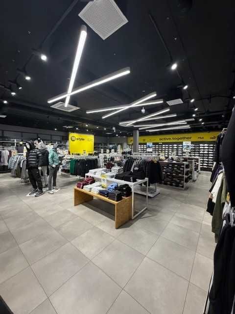 Meble sklepowe i oświetlenie.   GRATISY!