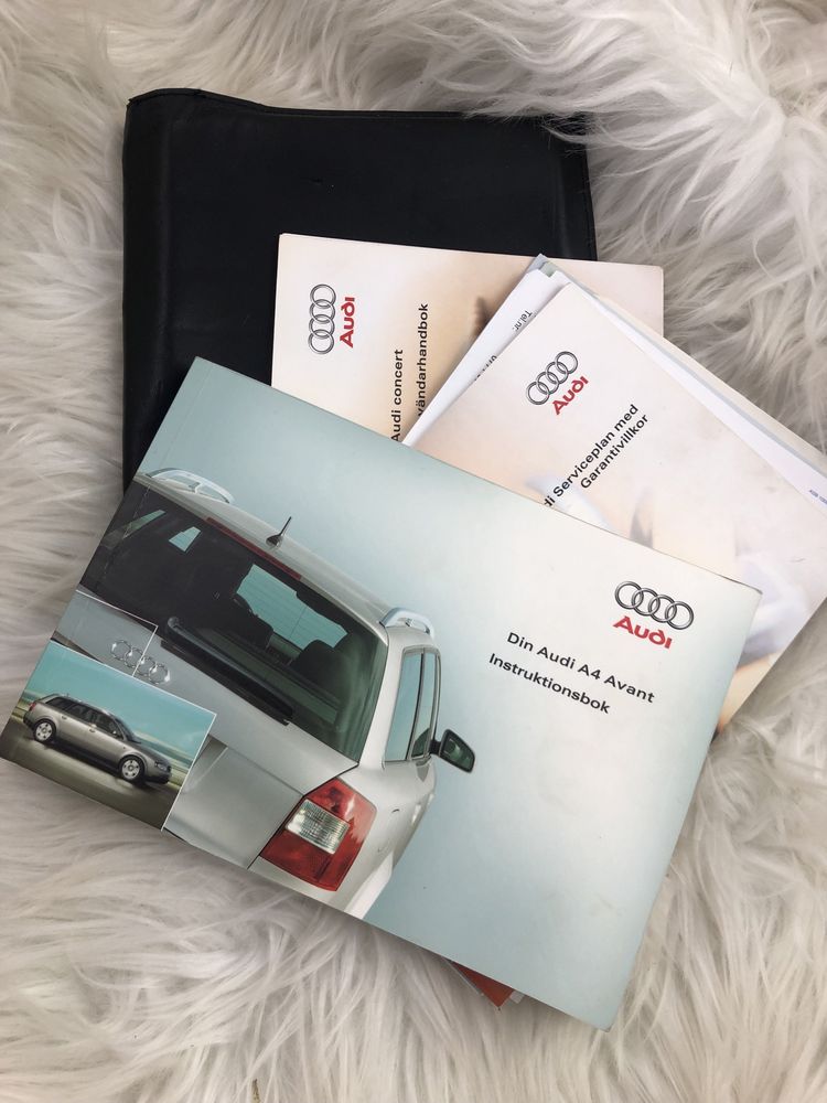Audi A4 książka serwisowa i etui