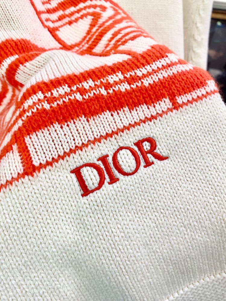 Kremowy sweter christian dior