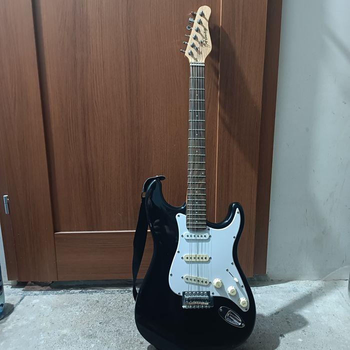 Zestaw wzmacniacz gitarowy peavey Rage 158 + 2 gitary + tuner