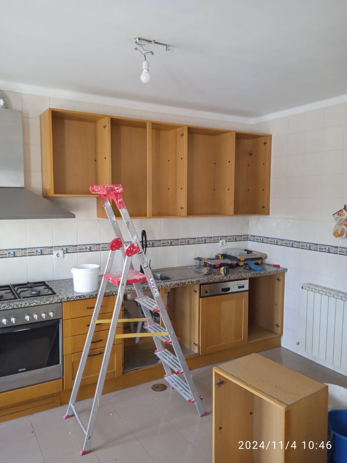 Cozinha Completa com Portas de Madeira  Pedra, Placa, Forno e Exaustor