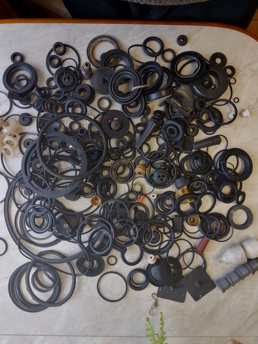 Манжети, ущільнення- уплотнения прокладки різних розмірівя,