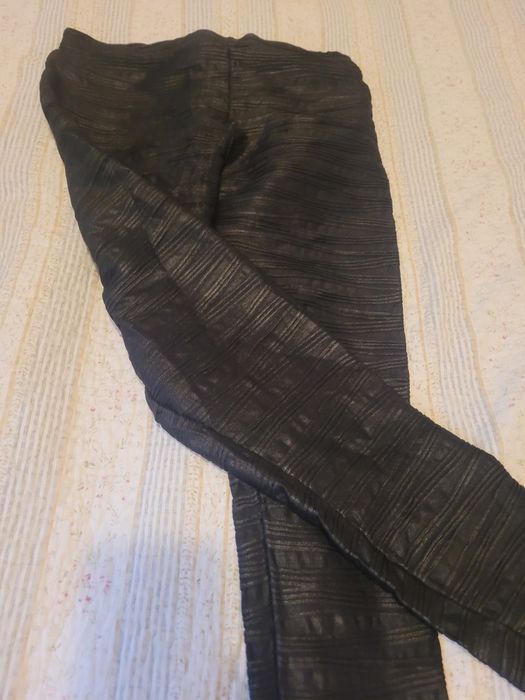 Błyszczące legginsy w prążek poziomy marka asos rozm 36 / S stan bdb