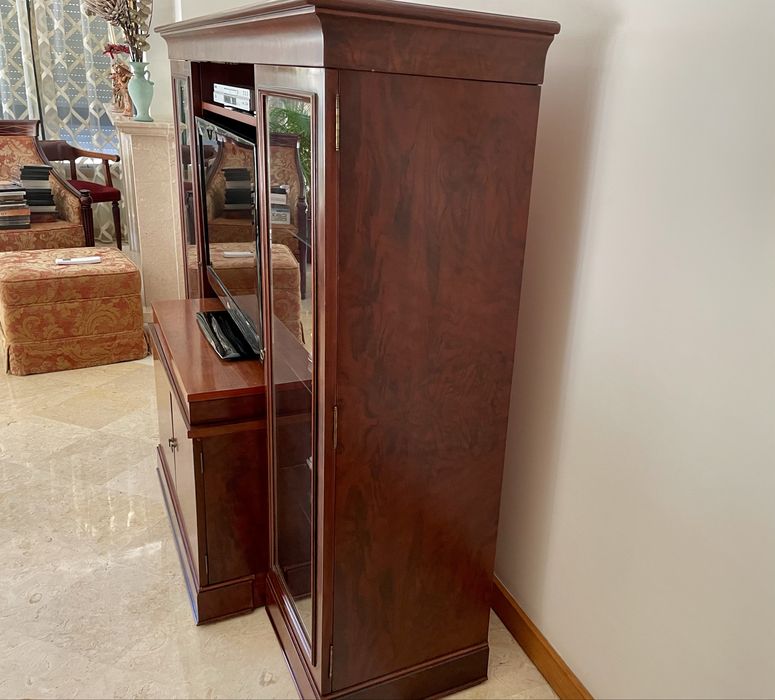 Móvel de Sala Clássico com Vitrine e Base Deslizante para TV