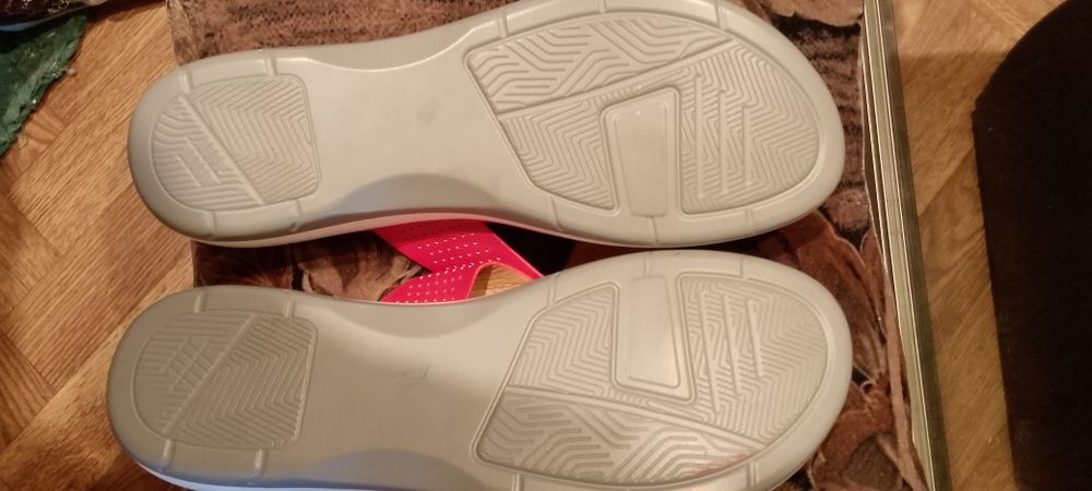 Продам шлепки 39размер цвет красный новые