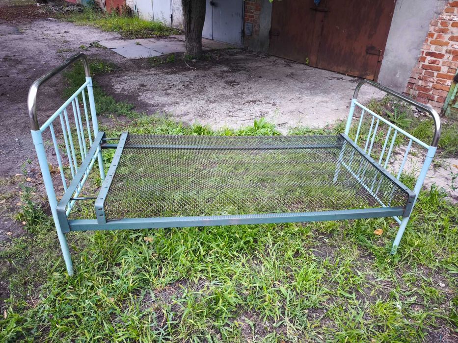 Продам кровать на сетке в хорошем состоянии