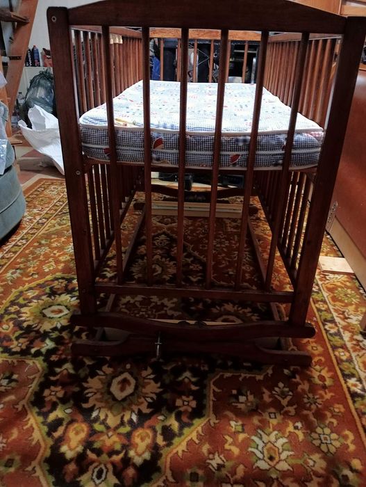 Дерев'яне дитяче ліжко з маятником без матрацу