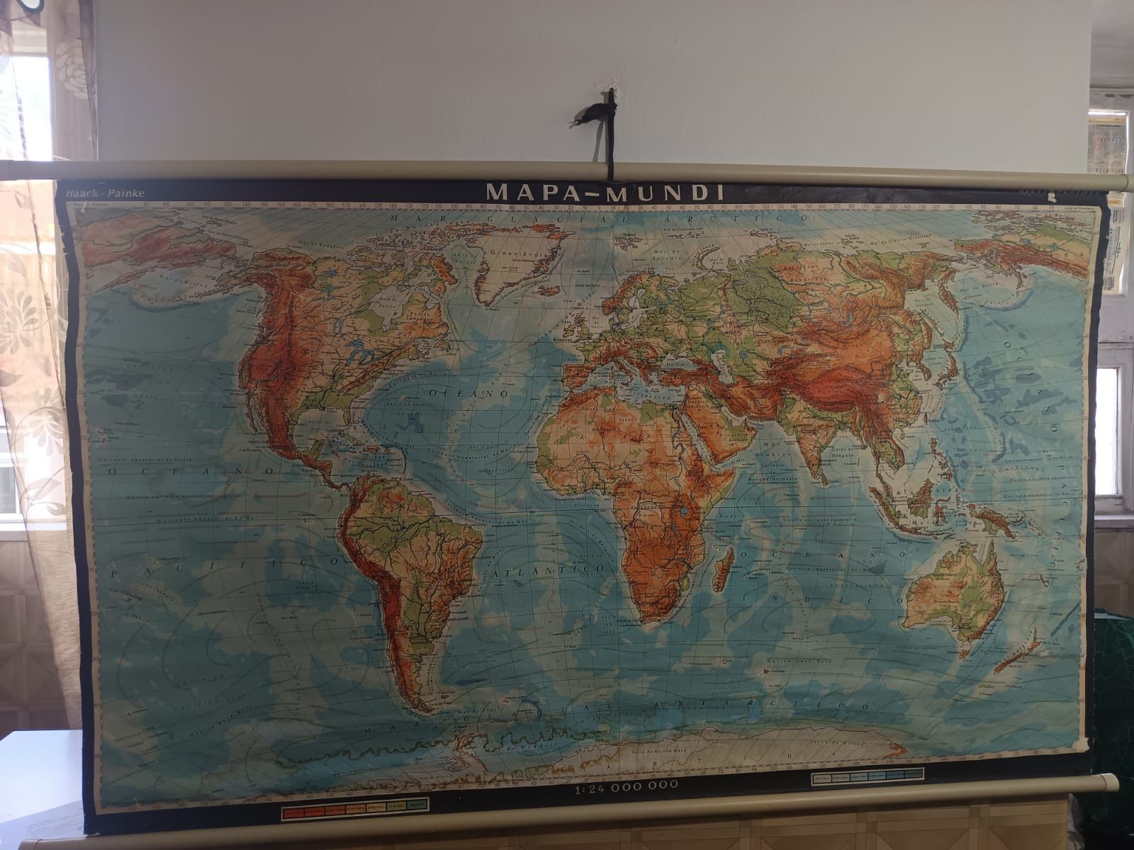 Mapa em tecido (mapa escolar do antigo regime)
