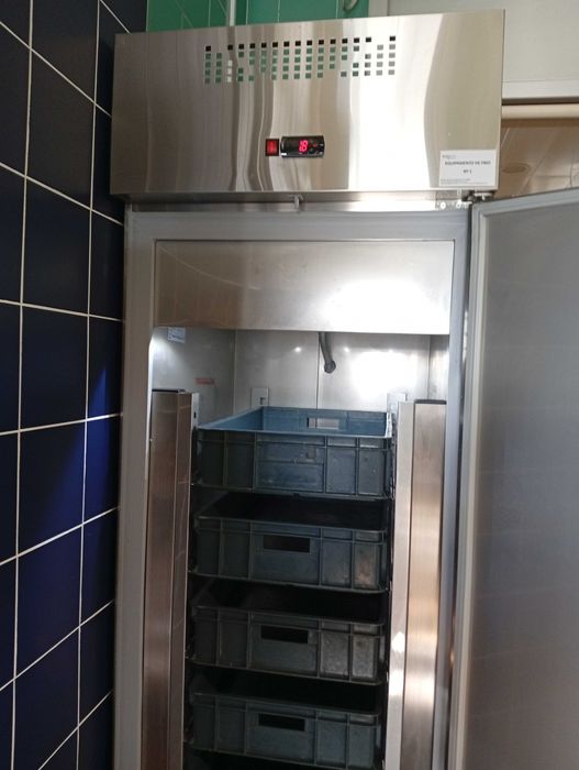 frigorífico industrial com 6 gavetas incluídas