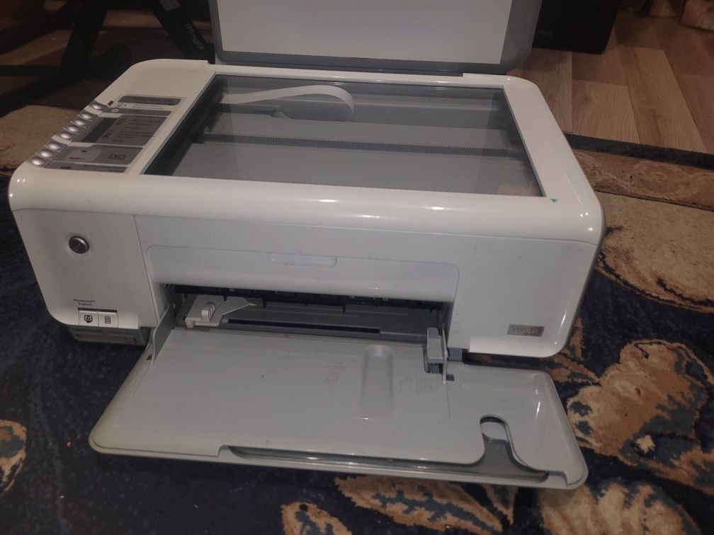 МФУ принтер HP C3183, требует замены картриджей