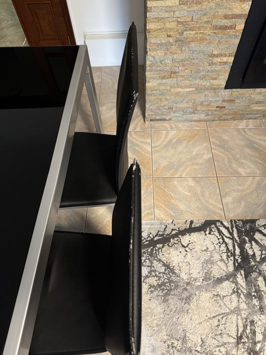 Mesa extensível com 4 cadeiras (vidro preto – design moderno)