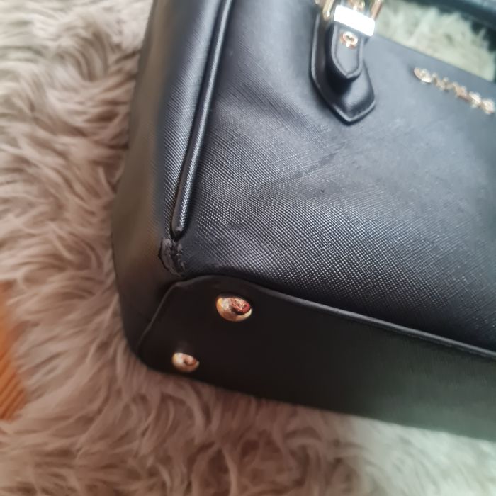 Guess mała torebka do ręki i listonoszka czarna ze złotymi zdobieniami