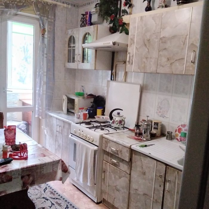 Срочно сдам большую комн с балконом 1 парню 2500 Ильфа /Жукова