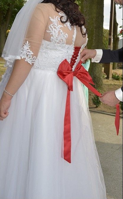 Suknia ślubna z kokardą