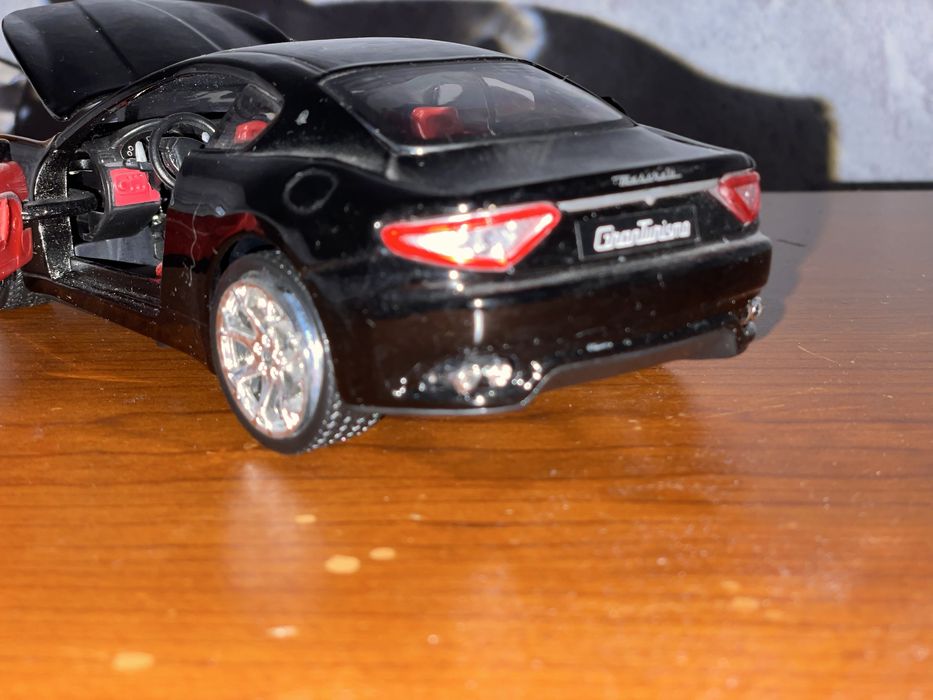 Продам металеві машини Bugatti chiron, Bugatti Divi, Maserati. 1:24