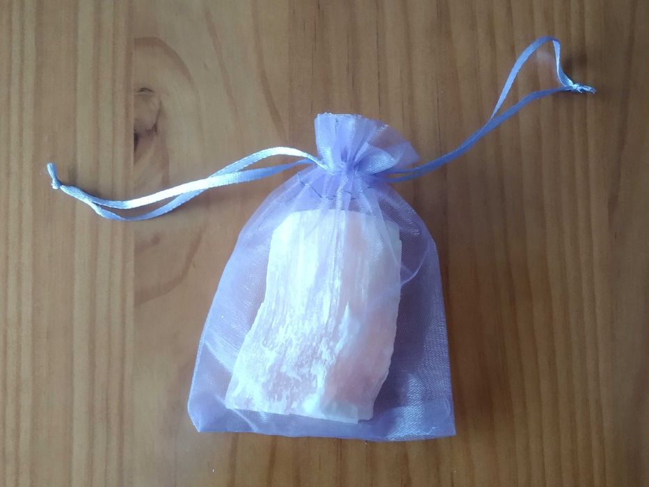 (NOVA, PORTES GRÁTIS) Pedra de Sal dos Himalaias em Saco de Organza