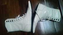 Botas em pele brancas