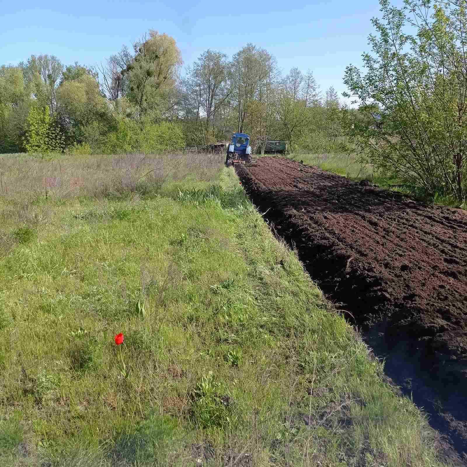 Продам участок с выходом к воде . Украинка