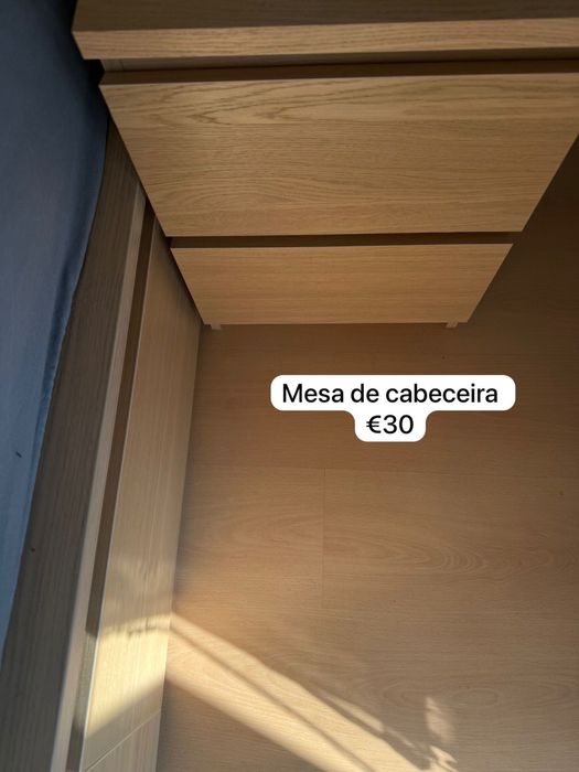 Vendo cama, conjunto de cadeira e moveis pra tela