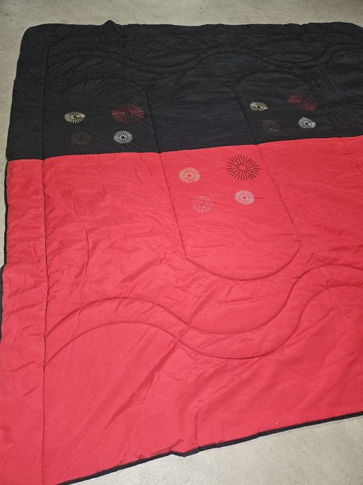 Edredão preto e vermelho