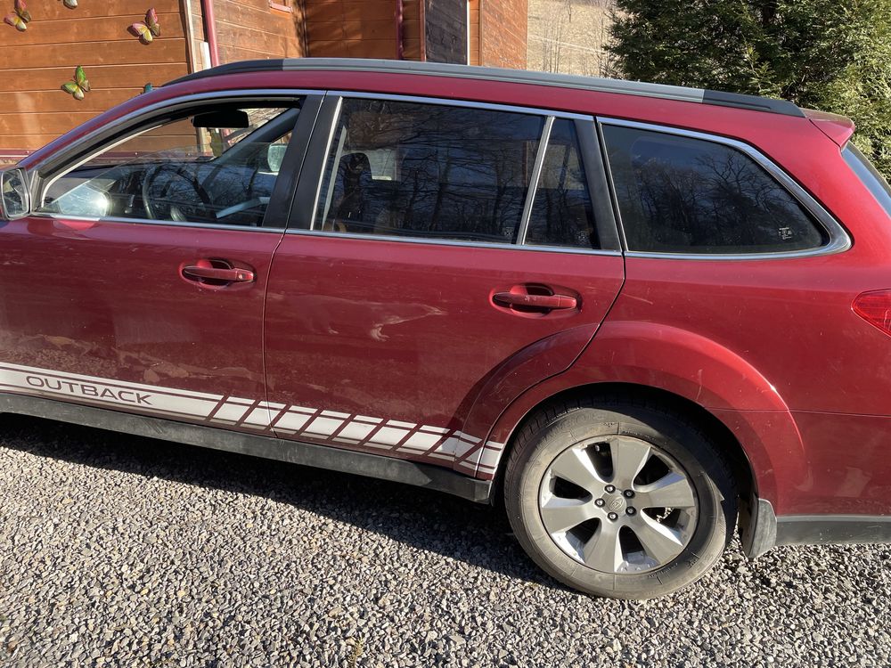 Subaru outback bordowe