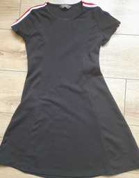 Czarna sukienka z krótkim rękawem