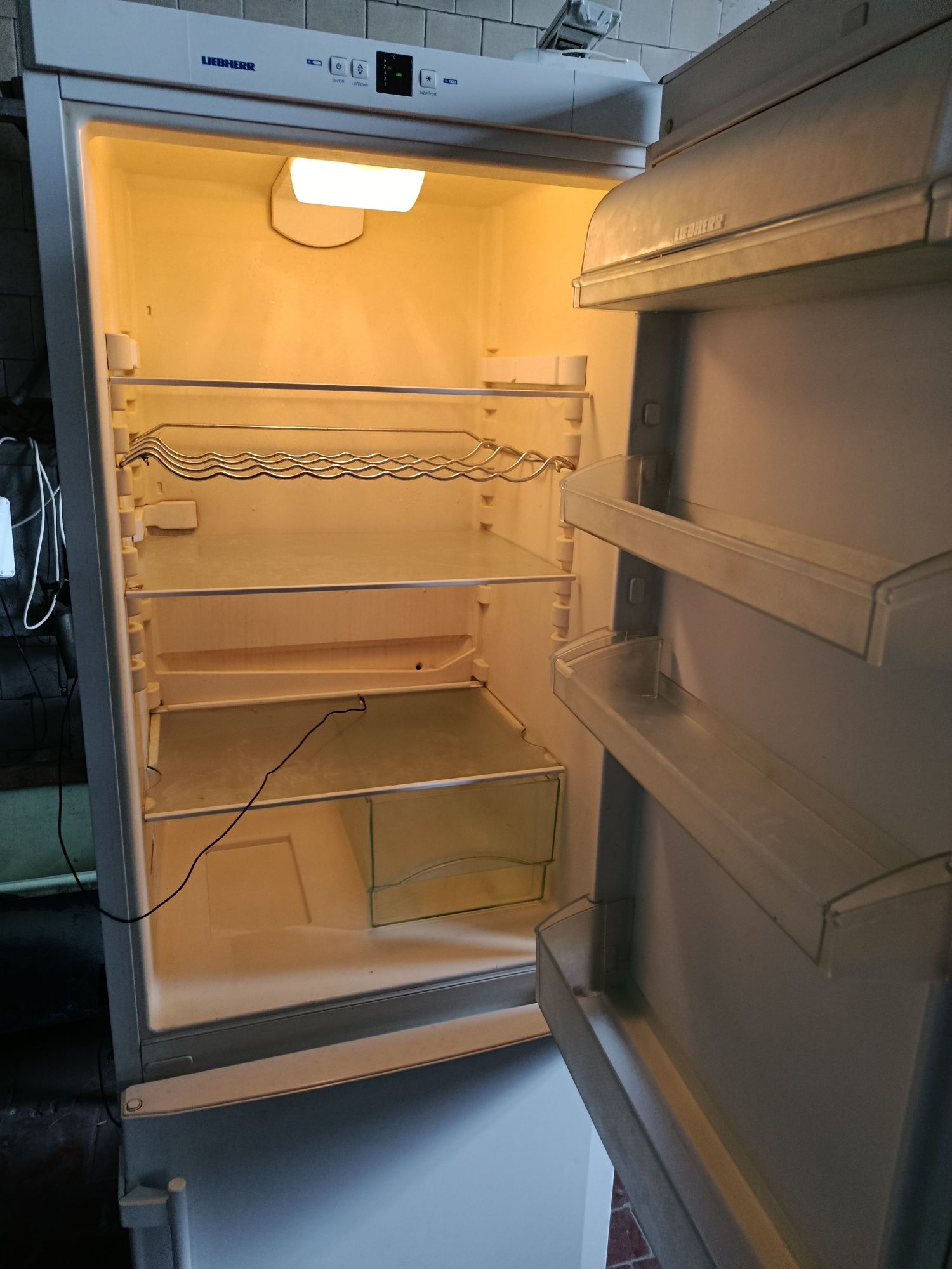 Продам 2-x камерный холодильник Liebherr