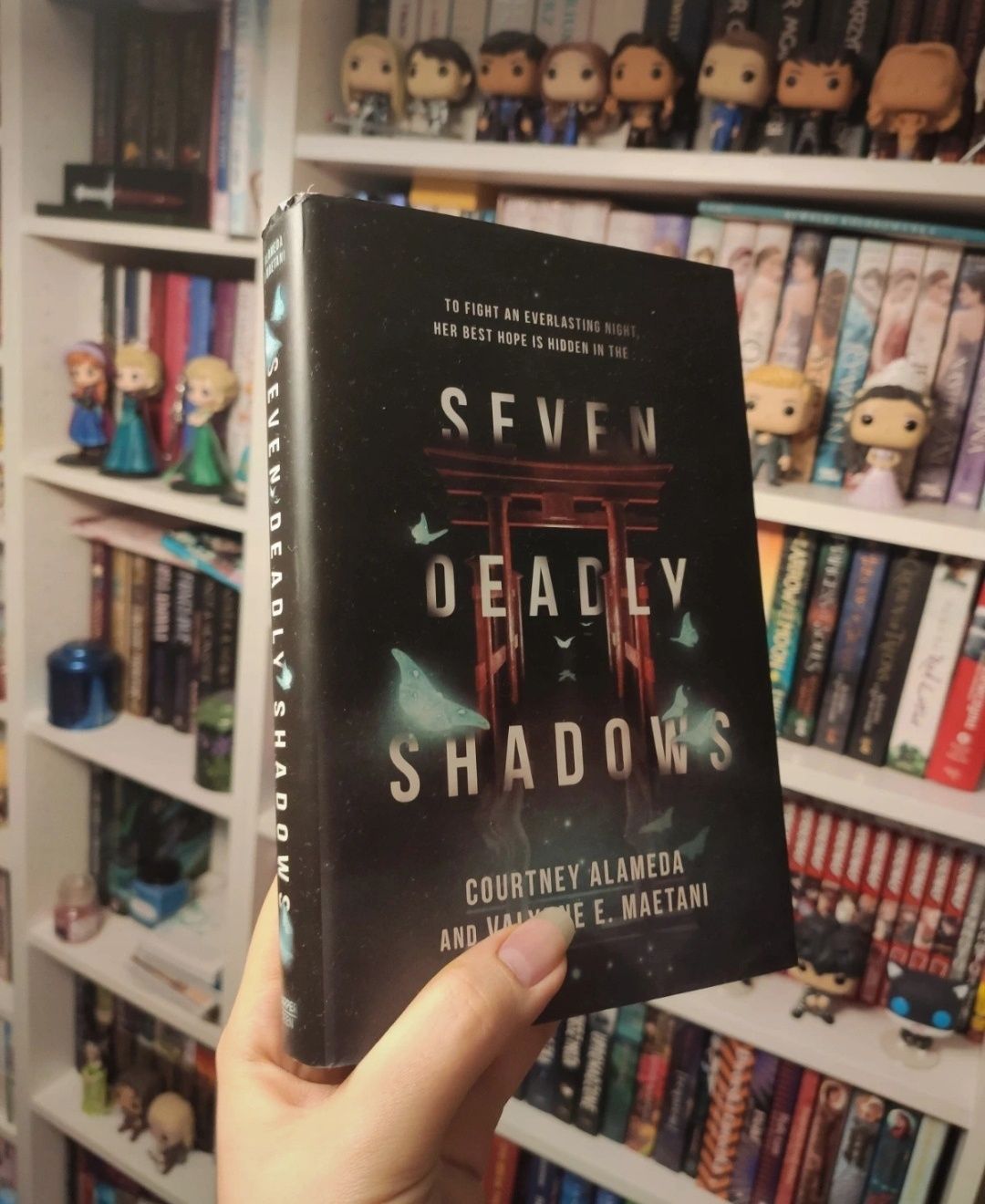 Po angielsku seven deadly shadows książka fantasy