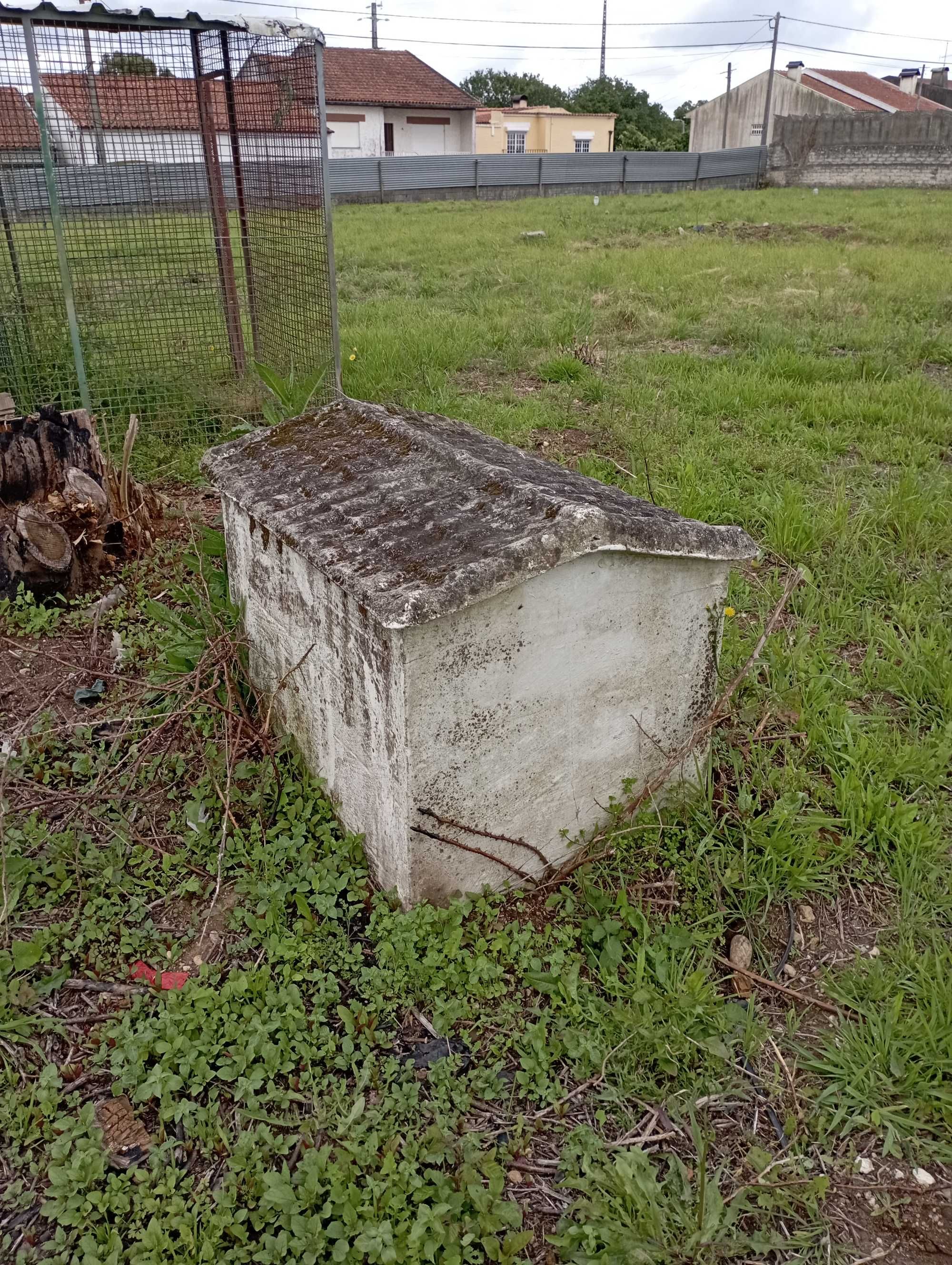 Casota de cão, em cimento de grandes dimensões