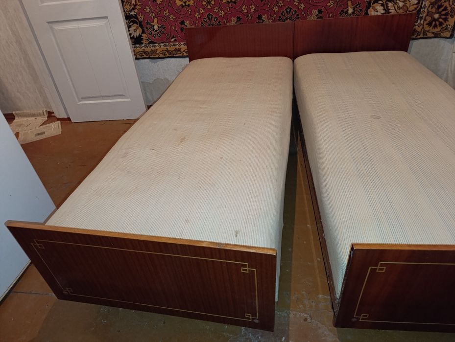 Продам два одинарних ліжка з матрасами