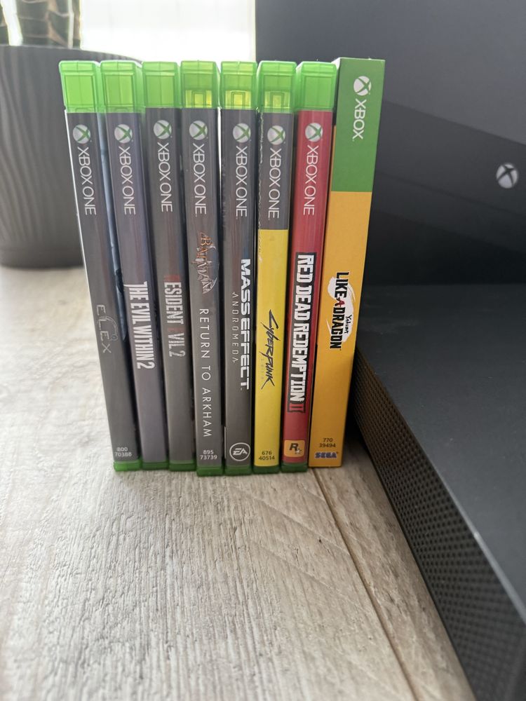 Xbox one x 1 TB, 2x pady, kinect, 8 gier