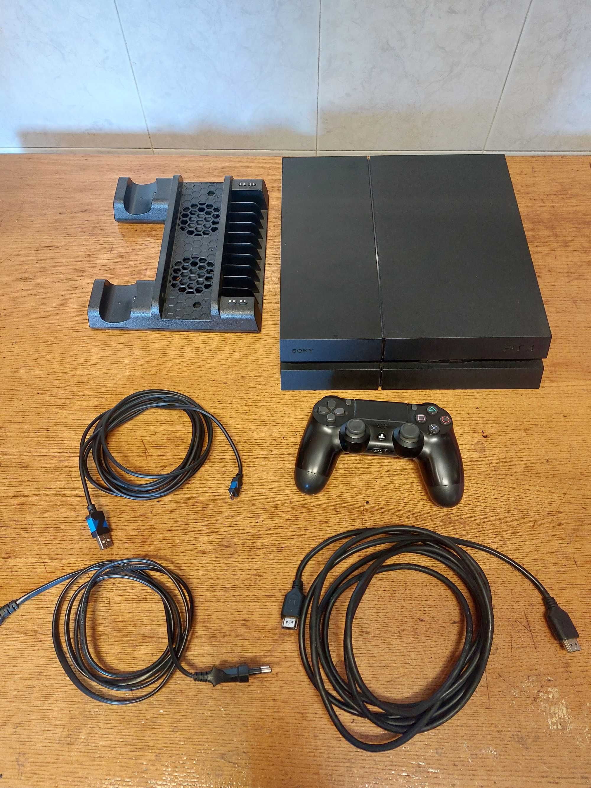 PlayStation 4 com 500GB + Base de refrigeração + 2 Jogos