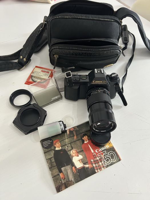 Canon T50 com estojo e lente em optimo estado