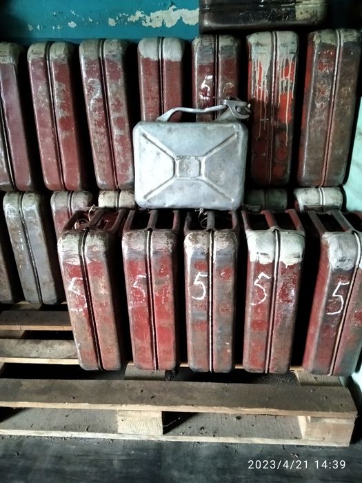 Продам каністри металеві і пластикові б/у,бочки