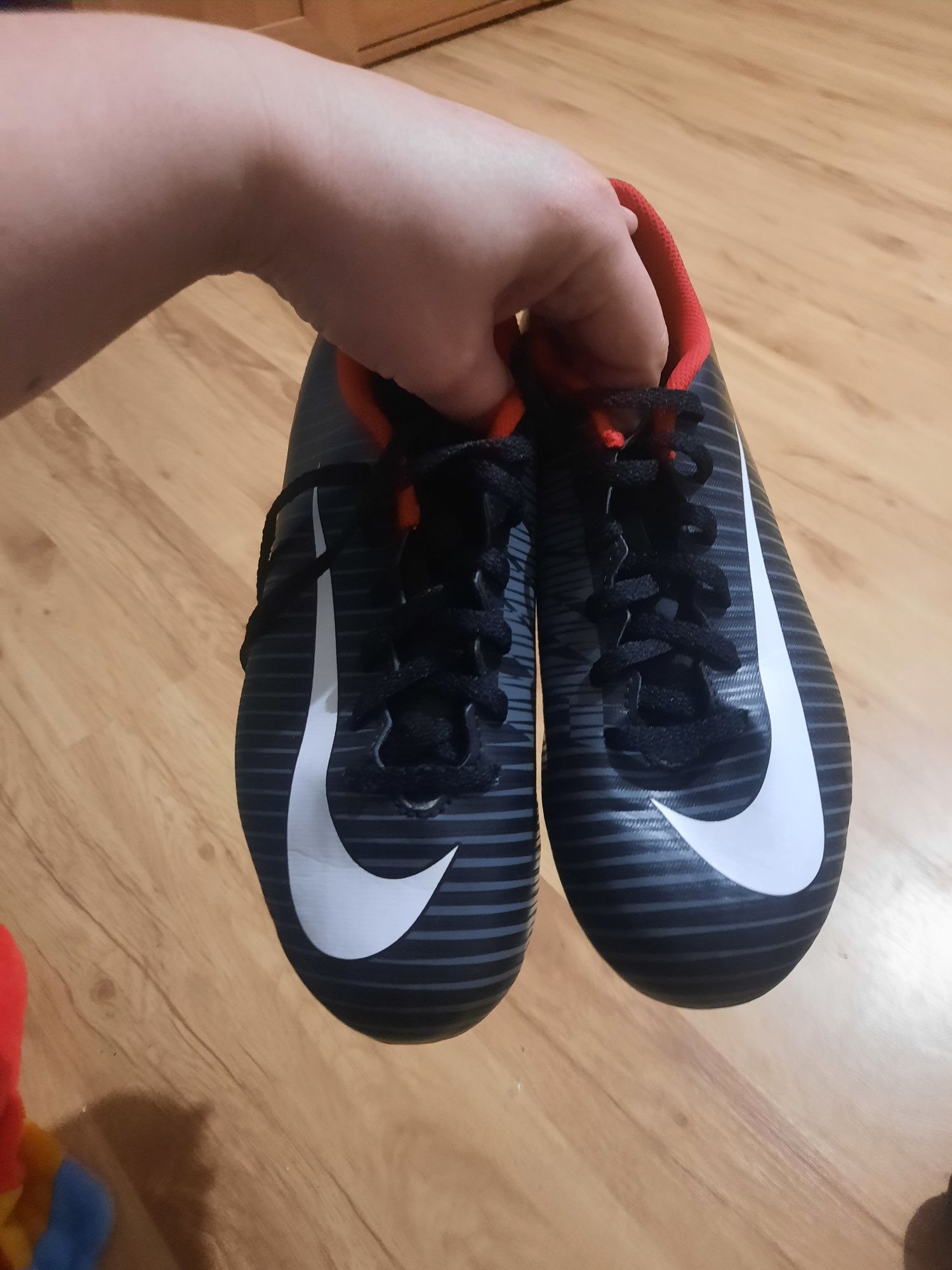 Buty piłkarskie 38,5 Nike chłopięce korki