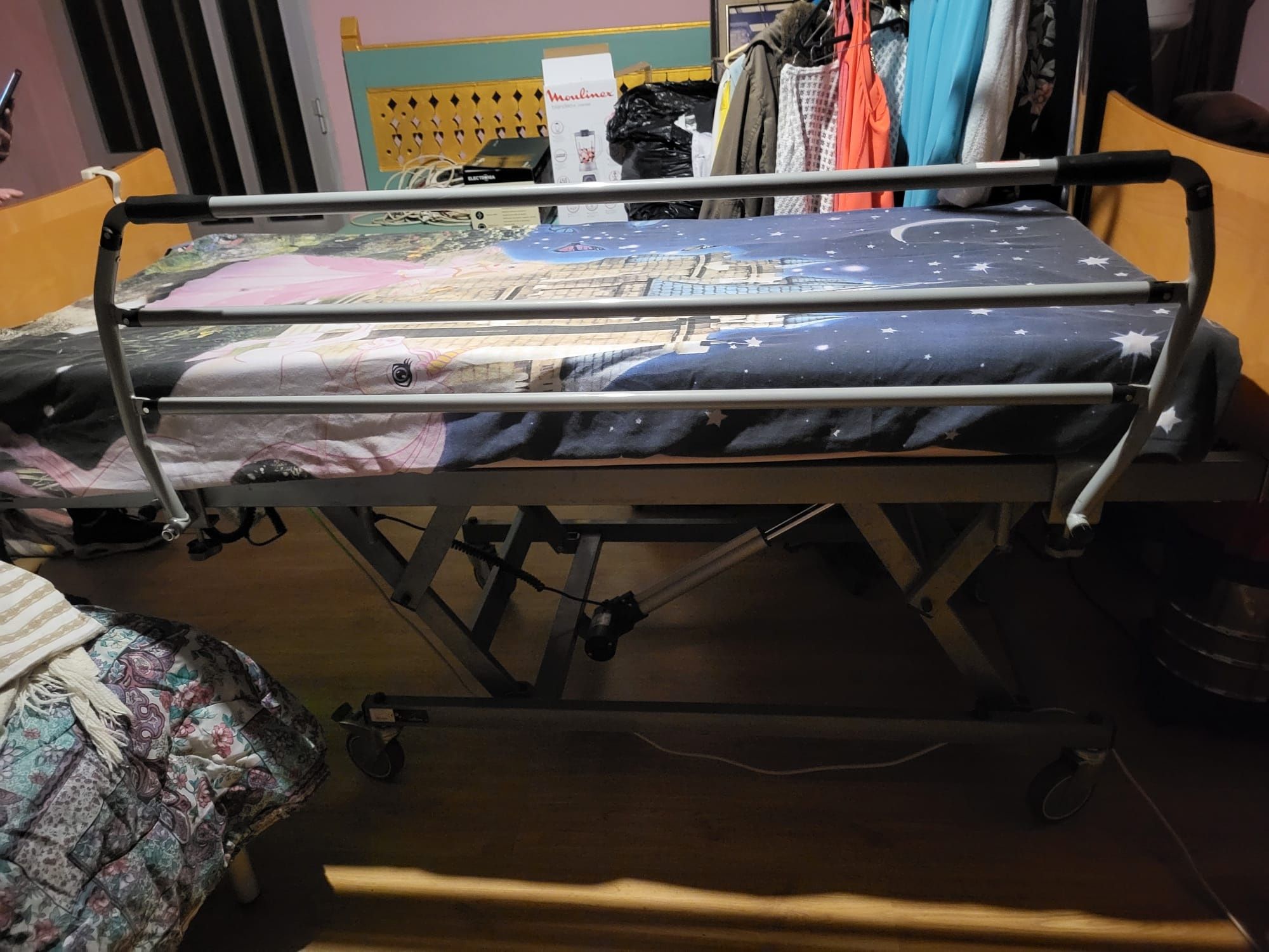 Cama articulada semi nova com elevador