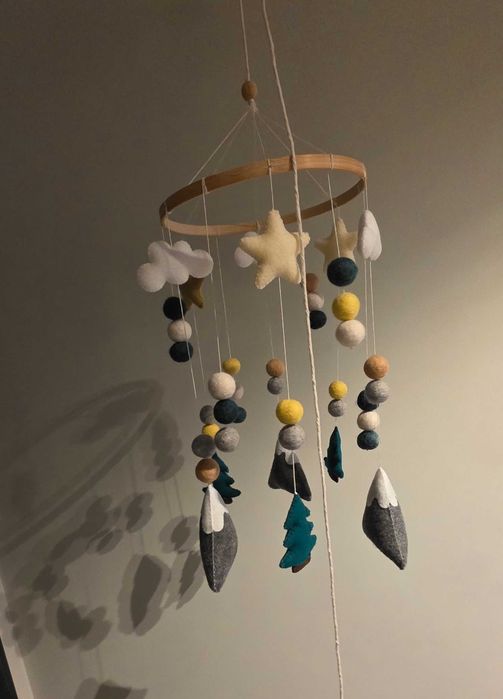 Karuzela nad łóżeczko z filcowymi elementami "Górskie Drzewa"