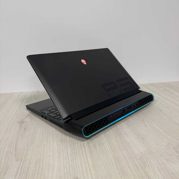 Dell Alienware Area-51m 144Hz i7-9700K 32GB SSD 256GB HDD 2TB RTX 2080