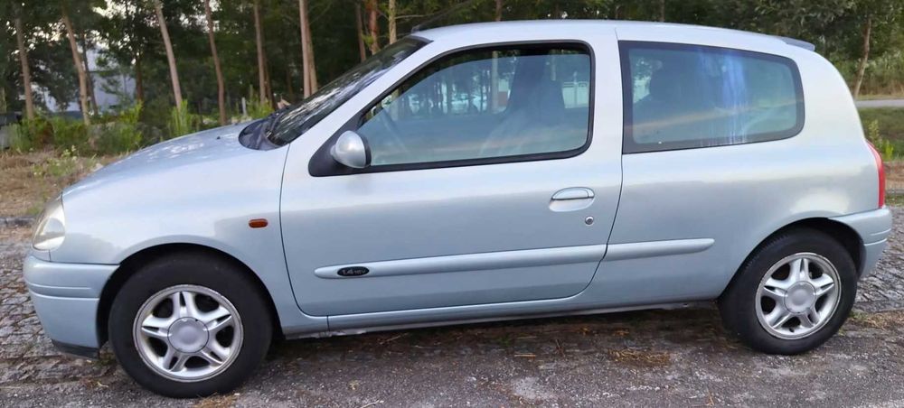 Renault Clio 1.4 16v Sport - 115000 / Reservado kms Reais