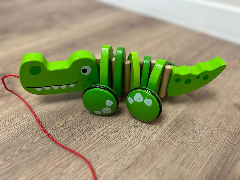 Деревʼяна іграшка крокодил
