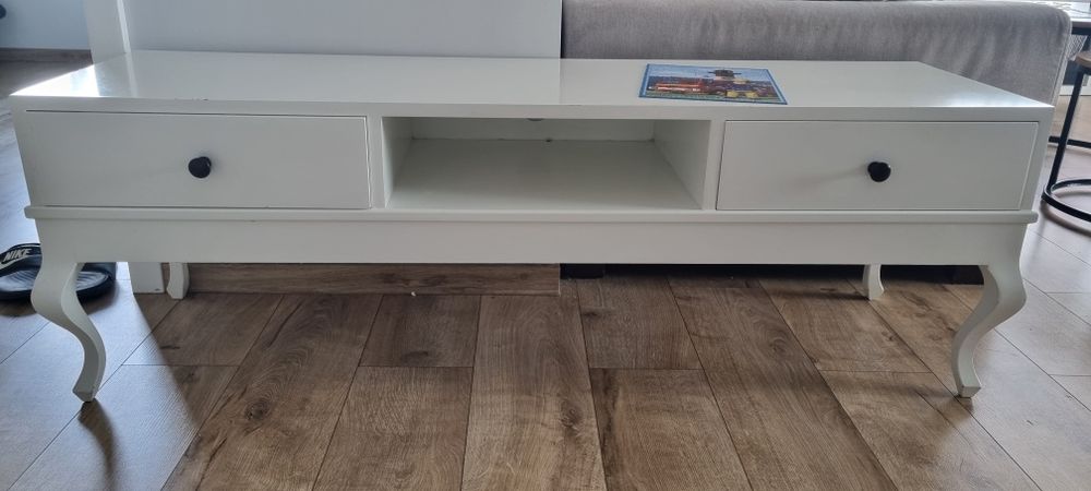 Piękna drewniana szafka rtv