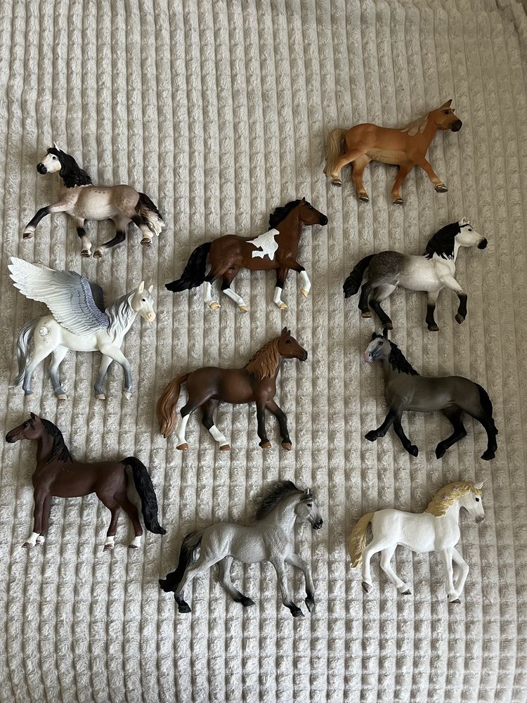 Фігурки коней  від фірми schleich